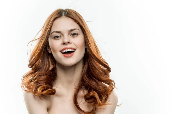 Mulher ruiva atraente com ombros nus modelo de cosméticos glamour — Fotografia de Stock