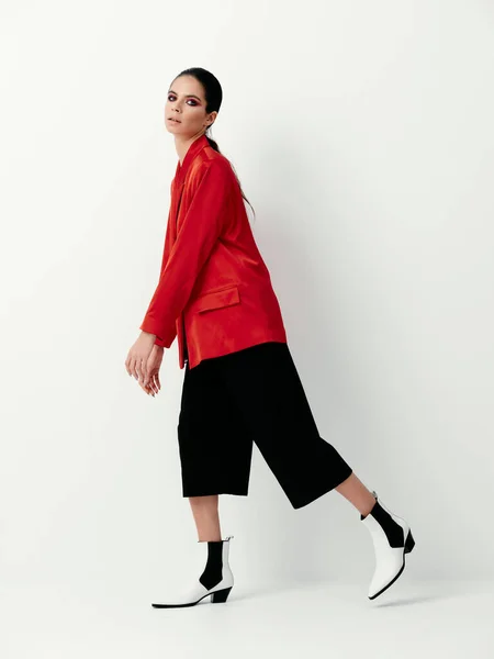 Брюнетка червоний блейзер студія одягу реклама мода — стокове фото
