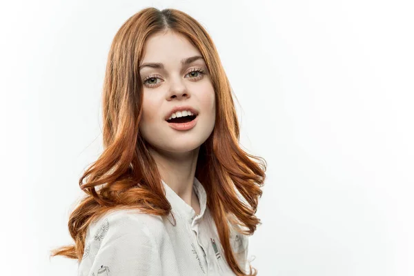 Attrayant cheveux roux femme cosmétique lumière modèle de fond — Photo