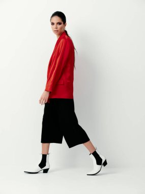 Güzel bir kadın stüdyo ışık arka plan lüks model