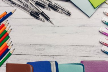 antetli kartvizit sahipleri ofis kağıdı kağıtları renkli kalemler.