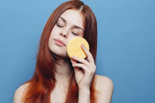 Hübsche Frau rote Haare geschlossenen Augen klare Haut Schwamm in den Händen — Stockfoto