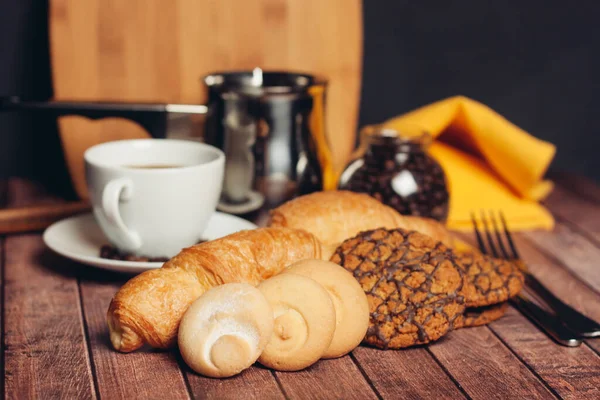 Doces de biscoitos de croissants de chá em um lanche de mesa de madeira — Fotografia de Stock