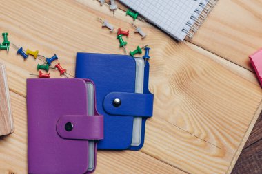 Kartvizit sahipleri makas, kırtasiye masası ahşap arka plan notlarını alır