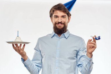 Doğum günü pastası olan mutlu bir adam. Beyaz arka plan. Kompakt şirket partisi.