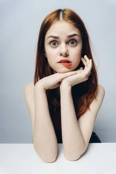 Vacker kvinna rött läppstift känslor händer på ansikte upptåg — Stockfoto