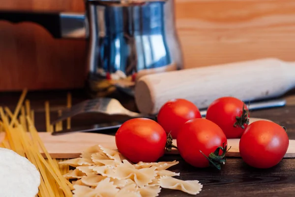 Kerstomaten pasta ingrediënten voor het koken Italiaanse keuken lunch — Stockfoto