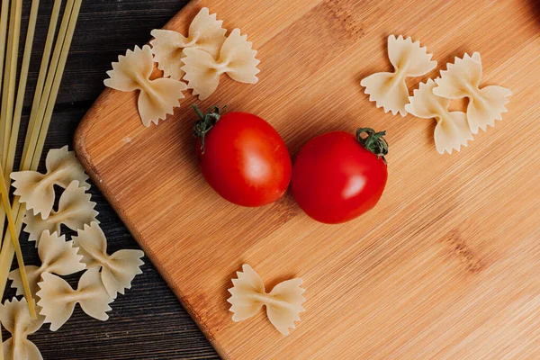 Cottura cucina italiana farina prodotto cucina tavolo pomodorini ciliegia — Foto Stock