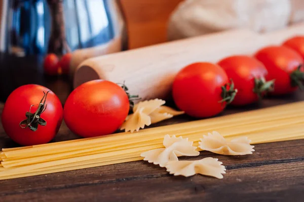 Tomate cereja macarrão italiano cozinha cozinha gourmet — Fotografia de Stock