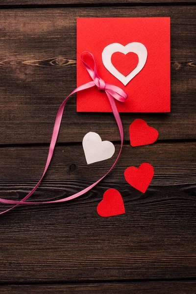 Tarjeta de felicitación con corazón regalo día de San Valentín decoración fondo de madera — Foto de Stock