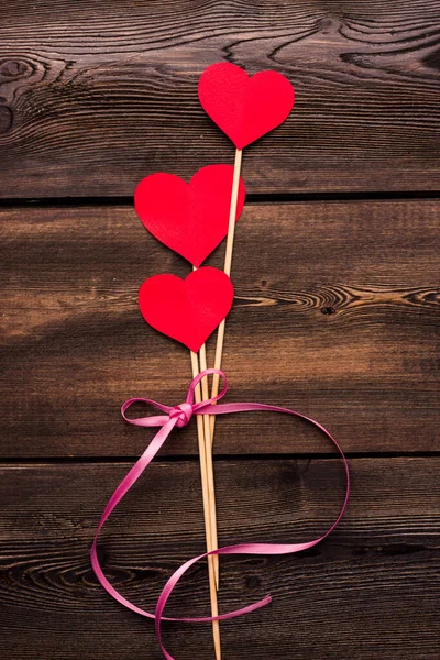 Corazón en forma de flor regalo vacaciones fondo de madera San Valentín — Foto de Stock