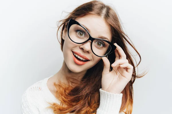 Kobieta w okularach moda uśmiech kosmetyki studio emocje — Zdjęcie stockowe