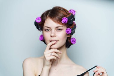 Kıvırcık saçlı, kıvırcık saçlı, saçlı, çıplak omuzlu mutlu kadın.