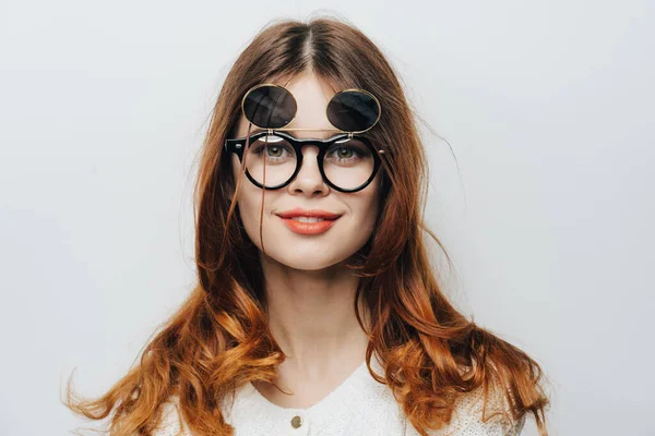 Красивая женщина в очках держа голову эмоции обрезанный вид — стоковое фото