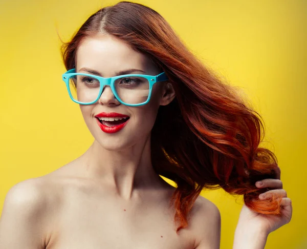 Женщина с голыми плечами голубые очки рыжие волосы обрезанный вид — стоковое фото