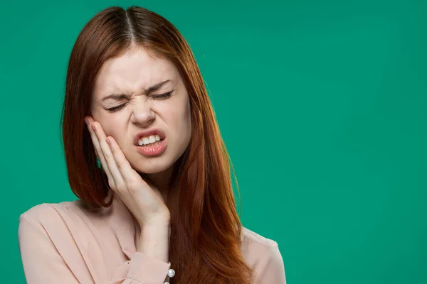 Känslomässig kvinna ögon slutna missnöjd ansiktsuttryck isolerad bakgrund — Stockfoto