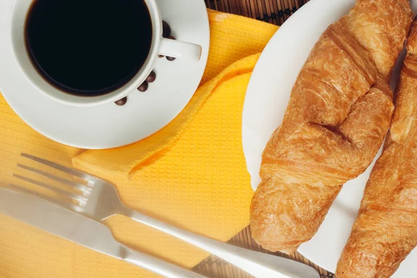 Croissant segar di atas meja kopi cangkir sarapan — Stok Foto