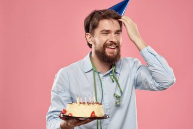 Pembe arka planda pastası olan sakallı adam doğum günü partisi kurumsal duygular yalnızlık modeli