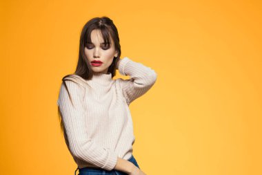 Sevimli esmer makyaj kırmızı dudaklar moda kıyafetler sarı arka plan