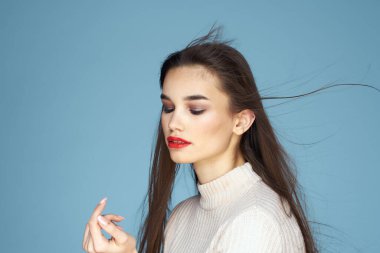 Güzel kadın kırmızı dudaklı beyaz ceketli çekici yakın plan mavi arka plan