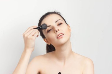 Çekici esmer, çıplak omuzlu, yüz maskeleme derili.