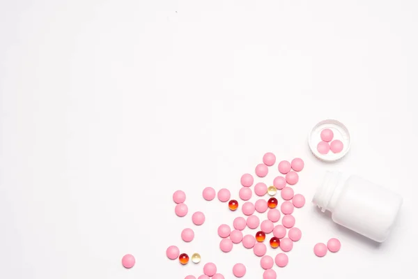 Vaso bianco con pillole su uno sfondo leggero vista dall'alto medicina salute vitamine — Foto Stock