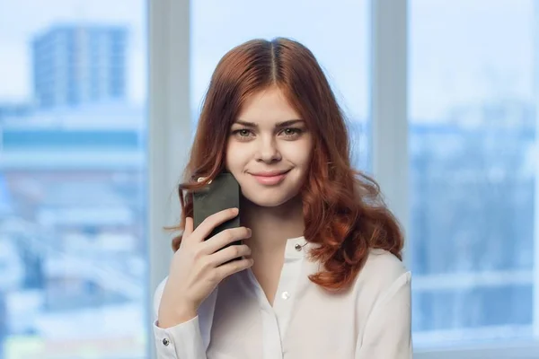 Alegre mujer gerente teléfono en las manos comunicación tecnología profesional — Foto de Stock