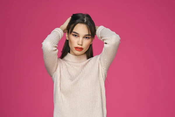 Morena com cabelos longos lábios vermelhos cosméticos camisola branca rosa fundo recortado vista — Fotografia de Stock