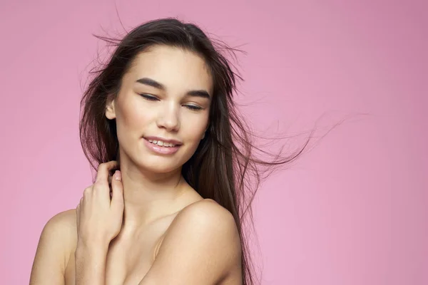 Ziemlich brünett nackte Schultern klare Haut rosa Hintergrund — Stockfoto