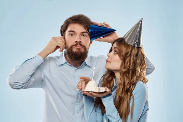 Cumpleaños corporativo joven hombre y mujer con pastel en el fondo aislado fiesta disco — Foto de Stock