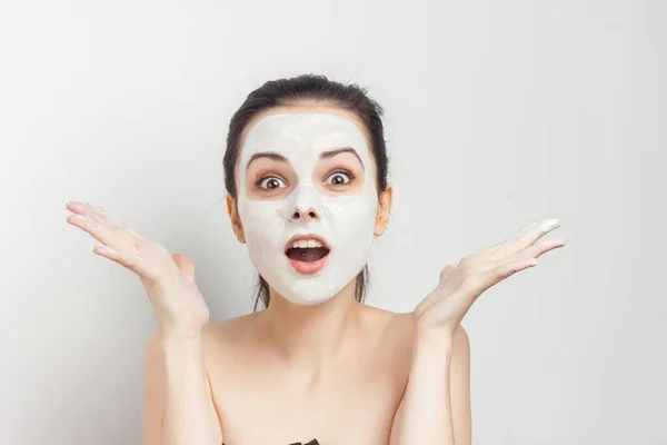 Nő meztelen vállak arc krém bőrápolás kozmetológia közelkép — Stock Fotó