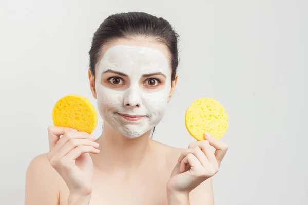 Mujer sosteniendo esponjas en las manos quitando maquillaje — Foto de Stock