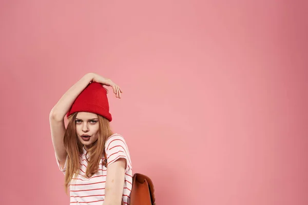 Belle femme en vêtements de mode chapeau rouge vue recadrée fond rose — Photo