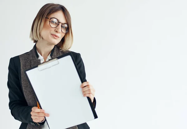 Geschäftsfrau im Sakko Manager Modell Brille und ein weißes Blatt Papier — Stockfoto