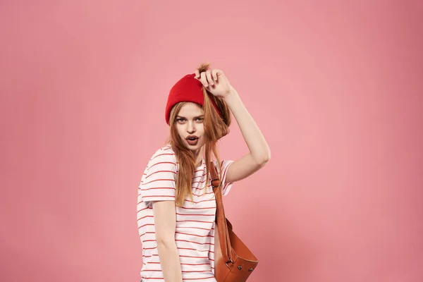 빨간 모자를 쓰고 핑크 색정을 부리는 쾌활 한 여자 — 스톡 사진