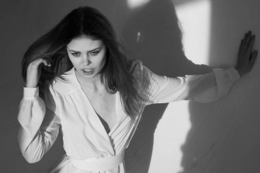 Güzel kadın, lüks beyaz elbise, çekici saç modeli stüdyosu.