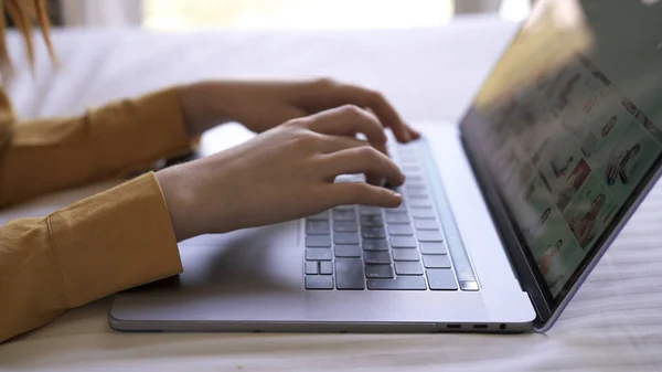 Набір ноутбуків з руками працює в домашніх інтернет технологіях — стокове фото