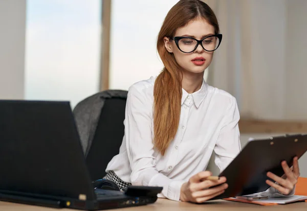 Žena sekretářky pracovní stůl kancelář notebook technologie profesionální — Stock fotografie