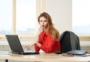 Çalışma masasında çalışan iş kadını, laptop sekreteri