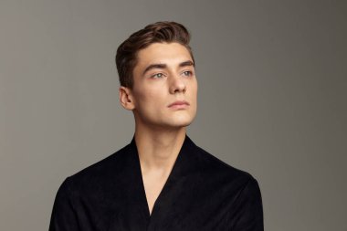 Yakışıklı adam saç stili cazibesi. Yakından bak.