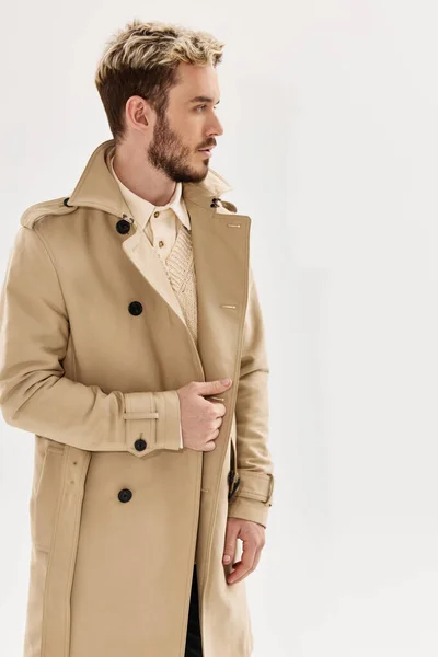 Homem com penteado na moda em casaco bege estilo moderno roupas de outono — Fotografia de Stock