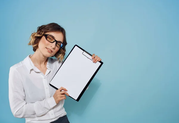 Femme d'affaires dans un costume et des lunettes avec un dossier de documents dans ses mains et une feuille blanche de maquette en papier — Photo
