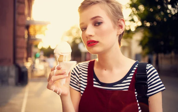 Mooie vrouw met kort haar eten ijs buiten vrijetijdsbesteding wandeling — Stockfoto