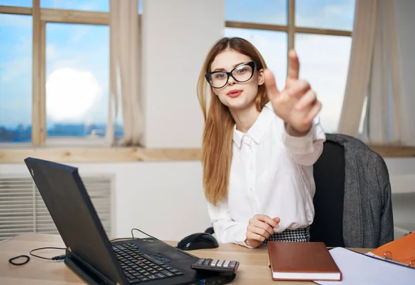 Femme d'affaires en chemise blanche bureau bureau secrétaire officiel — Photo