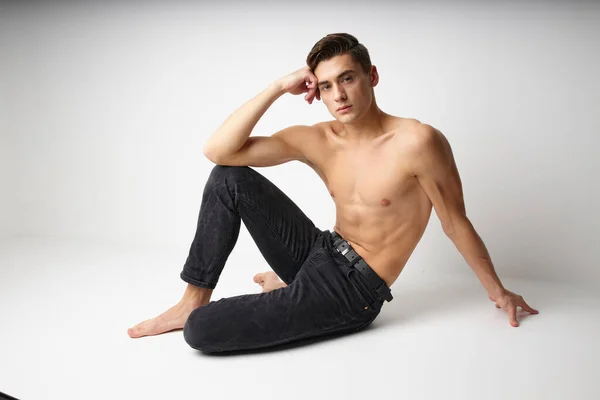 Yakışıklı erkek üstsüz siyah pantolon stüdyo modeli — Stok fotoğraf