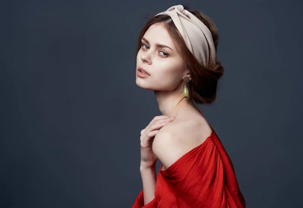 Mulher elegante vestido vermelho luxo glamour decoração olhar atraente — Fotografia de Stock