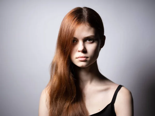 Κομψή κυρία με μαύρο t-shirt κόκκινα μαλλιά λυπημένο πρόσωπο — Φωτογραφία Αρχείου