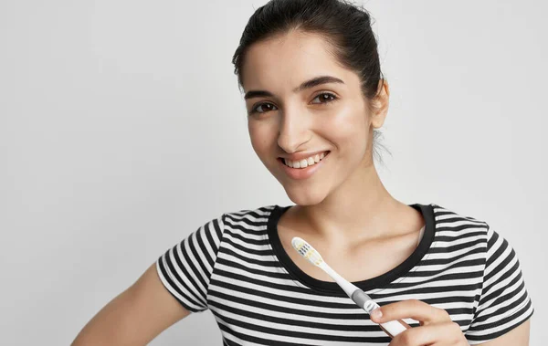 Mulher em t-shirt listrada escova de dentes higiene da saúde dental — Fotografia de Stock