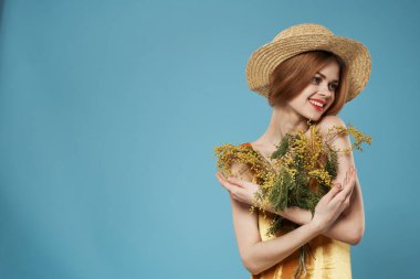 Güzel bir buket mimoza bayramı kadınlarının mavi arka planı