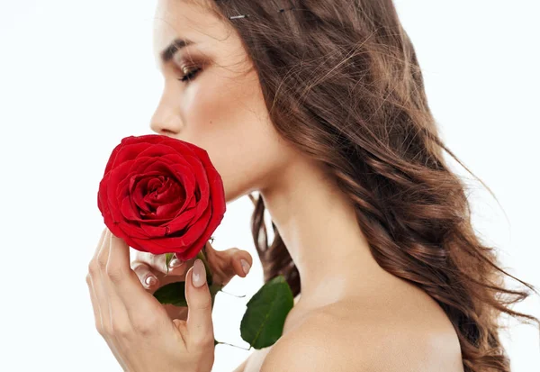 Vonzó emberek vörös virággal a vállukon, meztelen nyakkal és fényes sminkkel. — Stock Fotó